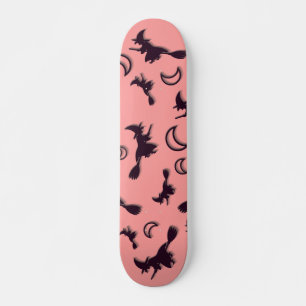 Flying witter zwischen Halbmond zu Halloween-Nacht Skateboard