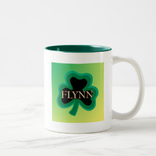 Flynn-Familienname Zweifarbige Tasse