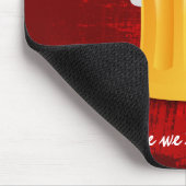 Foamy Beer Tasse auf Grunge Rot Abstrakt Hintergru Mousepad (Ecke)