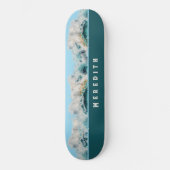 Foamy Cresting Blue Green Beach Waves mit Namen Skateboard (Vorderseite)