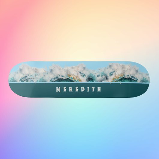 Foamy Cresting Blue Green Beach Waves mit Namen Skateboard