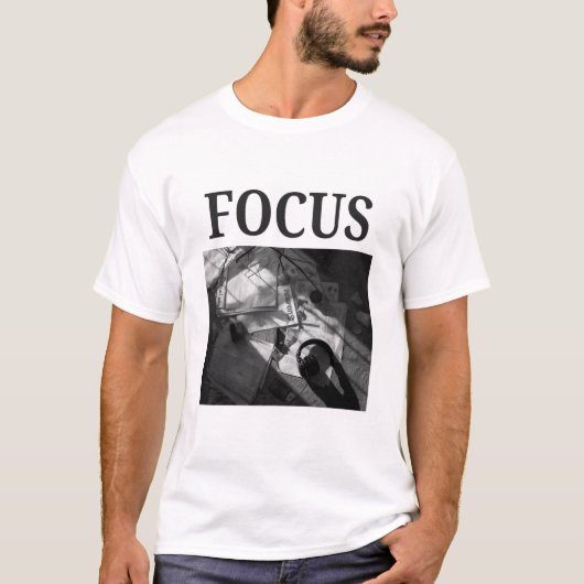 FOCUS - Dark Academia Minimalist Photography T-Shirt (Vorderseite)