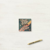 Focus On The Step In Front Of You Post-it Klebezettel (Auf Schreibtisch)