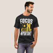 Focus On What Is Important Photographer Camera 1 T-Shirt (Vorne ganz)