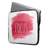 FOCUS-Text in roter Farbe Laptopschutzhülle (Vorderseite Links)