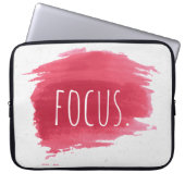 FOCUS-Text in roter Farbe Laptopschutzhülle (Vorderseite)