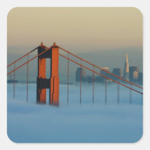 Fog rollt durch die Bucht von San Francisco Quadratischer Aufkleber