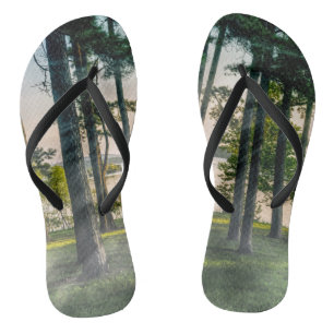 Foggie Bäume am Tisch Badesandalen