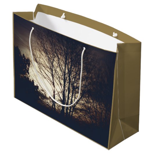 Foggy Fall Abend Große Geschenktüte (Rückseite Schrägansicht)