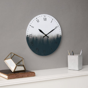 Foggy Forest Pine Mountain Ästhetische Kunst Große Wanduhr