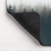 Foggy Forest Pine Mountain Ästhetische Kunst Mousepad (Ecke)