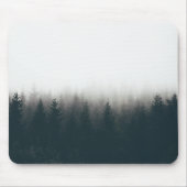 Foggy Forest Pine Mountain Ästhetische Kunst Mousepad (Vorne)