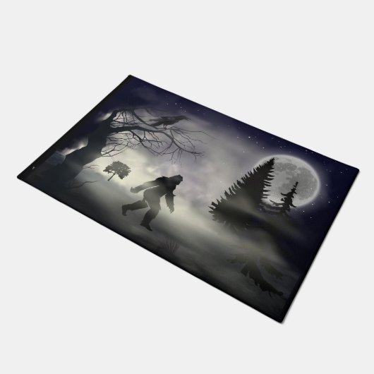 Foggy Forest - Raven and Bigfoot Sasquatch Fußmatte (Schrägansicht)