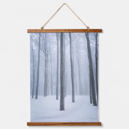 Foggy gefrorener Winterwald Wandteppich Mit Holzrahmen (Vorderseite)