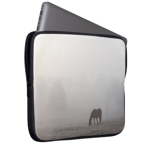 Foggy Grazing Laptopschutzhülle (Vorne Rechts)