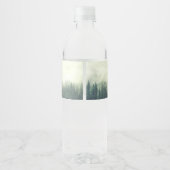 Foggy Green Pine Forest Rustikale Hochzeit Wasserflaschenetikett (Rückseite)