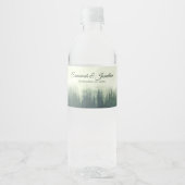 Foggy Green Pine Forest Rustikale Hochzeit Wasserflaschenetikett (Vorderseite)