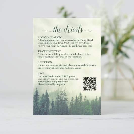 Foggy Green Pine Trees Wedding Details QR Code Begleitkarte (Stehend Vorderseite)
