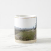Foggy Heathland mit Bench Panoramablick Landschaft Kaffeetasse (Mittel)