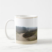 Foggy Heathland mit Bench Panoramablick Landschaft Kaffeetasse (Links)