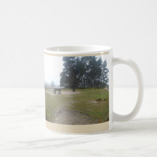 Foggy Heathland mit Bench Panoramablick Landschaft Kaffeetasse