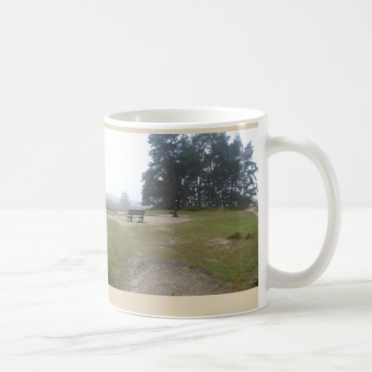 Foggy Heathland mit Bench Panoramablick Landschaft Kaffeetasse (Rechts)