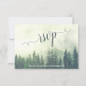 Foggy Pines Rustikaler Grünwald Hochzeit im Freien RSVP Karte (Vorderseite)