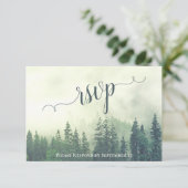 Foggy Pines Rustikaler Grünwald Hochzeit im Freien RSVP Karte (Stehend Vorderseite)