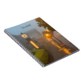 Foggy Street mit Vintager Uhr Notizblock (Rechte Seite)