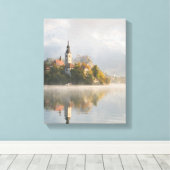 Foggy sunrise Lake Bled Vertikale Leinwand (Insitu (Holzboden))