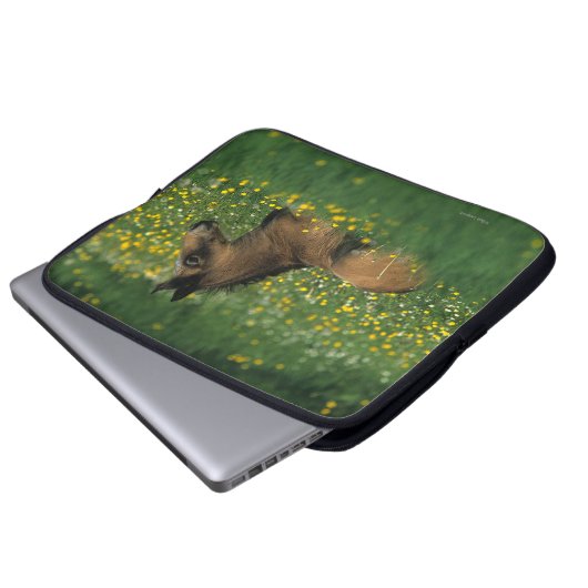 Fohlen, das in den Blumen niederlegt Laptopschutzhülle (Vorne Knopf)