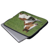 Fohlen, das in Gras legt Laptopschutzhülle (Vorne Knopf)