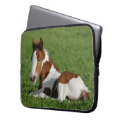 Fohlen, das in Gras legt Laptopschutzhülle (Vorderseite Links)