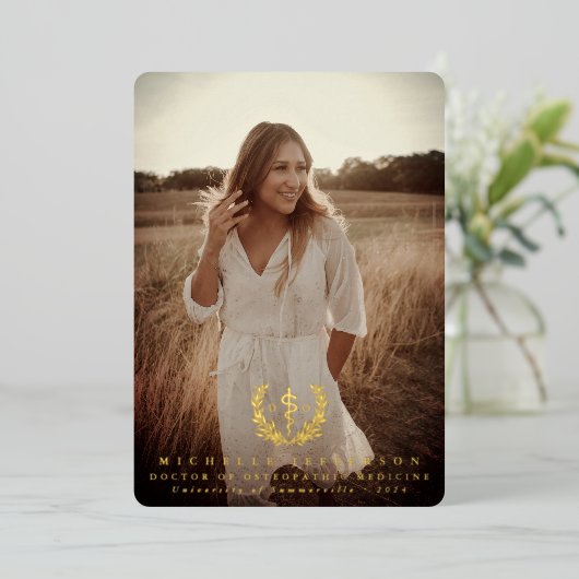 Foil DO Asclepius Abschluss Foto Ankündigung (Stehend vorne)