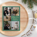 FOIL Green Holly Jolly Christmas Five Foto Folien Feiertagskarte<br><div class="desc">Diese FOIL Green Holly Jolly Christmas Five Foto Foil Holiday Card zeichnet sich durch einfache, helle und fröhliche Kulissen in Grün und Rot aus, die mit weißen Rändern und klassischer Typografie verziert sind und mit einem skaninavischen Kanuskript für Titel und Header geschmückt sind. Machen Sie es zu einem heiligen, fröhlichen...</div>