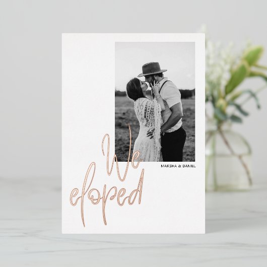 Foil Modern Calligraphy Foto Elopement Card Folieneinladung (Stehend vorne)