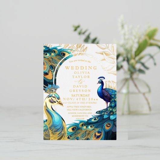 Foil Peacock Feathers Flora Wedding Einladung (Stehend vorne)