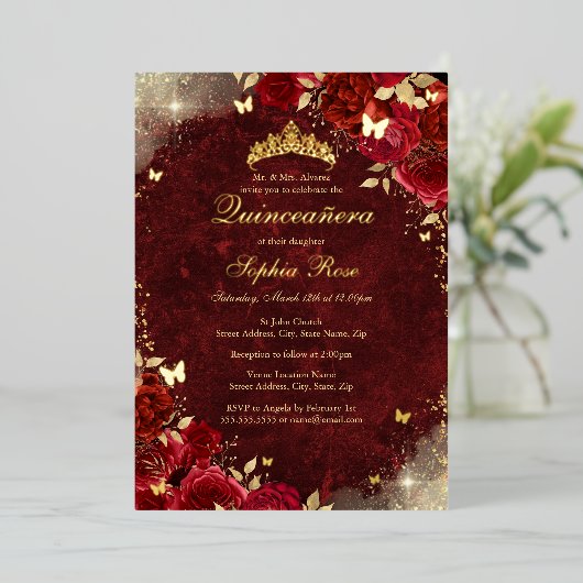 Foil Royal Red Gold Butterfly Floral Quinceanera Folieneinladung (Stehend vorne)