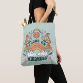 Fokus auf Kindness Groovy Graphic Tasche (Von Nahem)