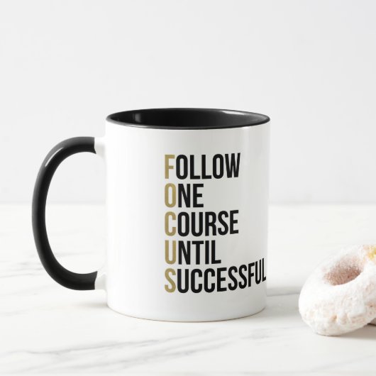 Fokus motivierend Business Zitat schwarze Typograf Tasse (Mit Donut)