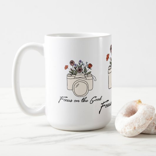 Fokussieren auf die gute Kamera und Blume Kaffeetasse (Mit Donut)