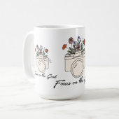 Fokussieren auf die gute Kamera und Blume Kaffeetasse (Vorderseite Links)