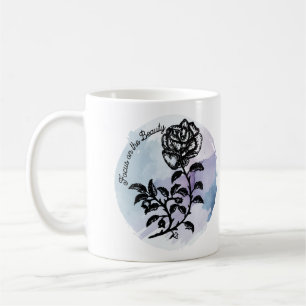 Fokussieren auf die Rose von Beauty Pen und Tinte Kaffeetasse