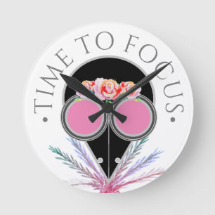 Fokussierende Erinnerung Plague Doktor Pink Blumen Runde Wanduhr