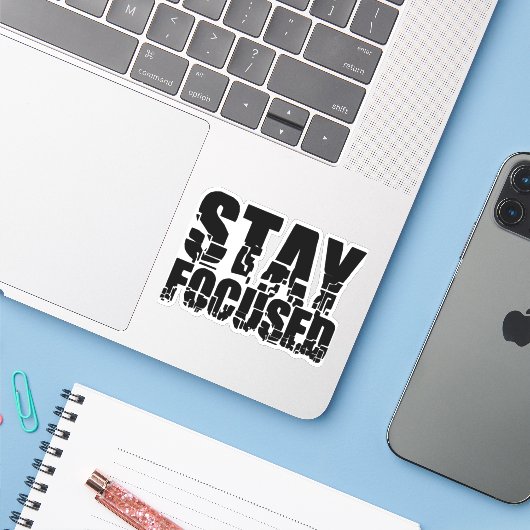 Fokussiert bleibe | Motivierend Formulierung mit s Aufkleber (Laptop mit iPhone)