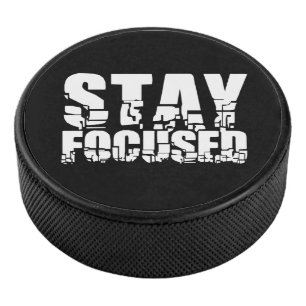 Fokussiert bleibe Motivierend Satz mit weißem Te Eishockey Puck
