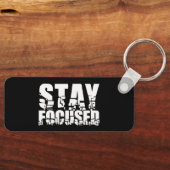 Fokussiert bleibe | Motivierend Satz mit weißem Te Schlüsselanhänger (Vorderseite)