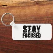 Fokussiert bleibe | Motivierend Satz mit weißem Te Schlüsselanhänger (Rückseite)