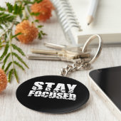 Fokussiert bleibe | Motivierend Satz mit weißem Te Schlüsselanhänger (Seite)