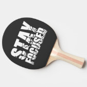 Fokussiert bleibe | Motivierend Satz mit weißem Te Tischtennis Schläger (Seitenansicht)
